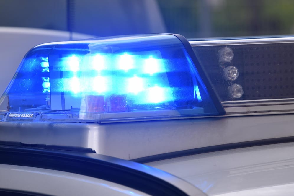 Blaulicht an einem Fahrzeug der Polizei: Ein 62-Jähriger hat offenbar zunächst seinen Sohn und dann sich selbst getötet.