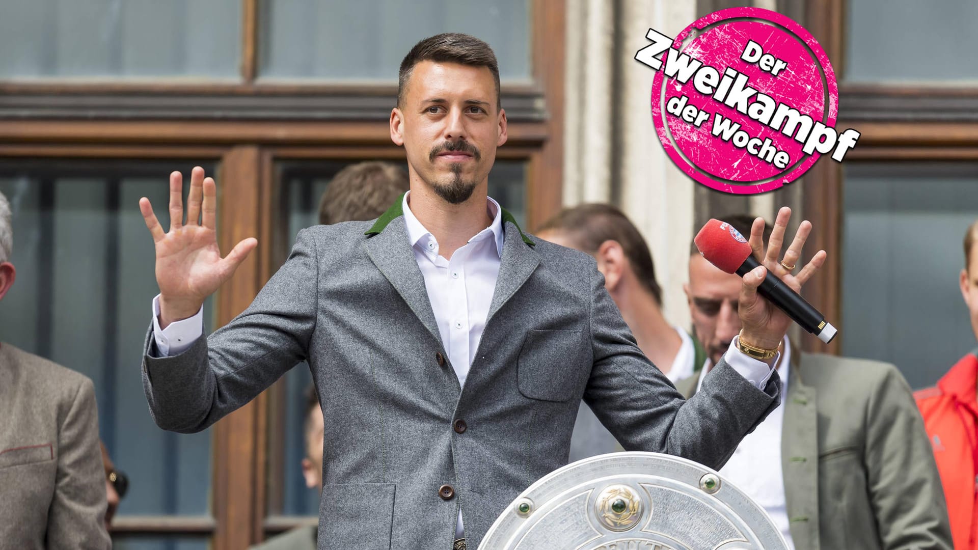 Sandro Wagner auf dem Münchner Marienplatz, wo 15.000 Menschen am Sonntag mit der Mannschaft den einzigen Titel in dieser Saison feierten: Die Meisterschaft.