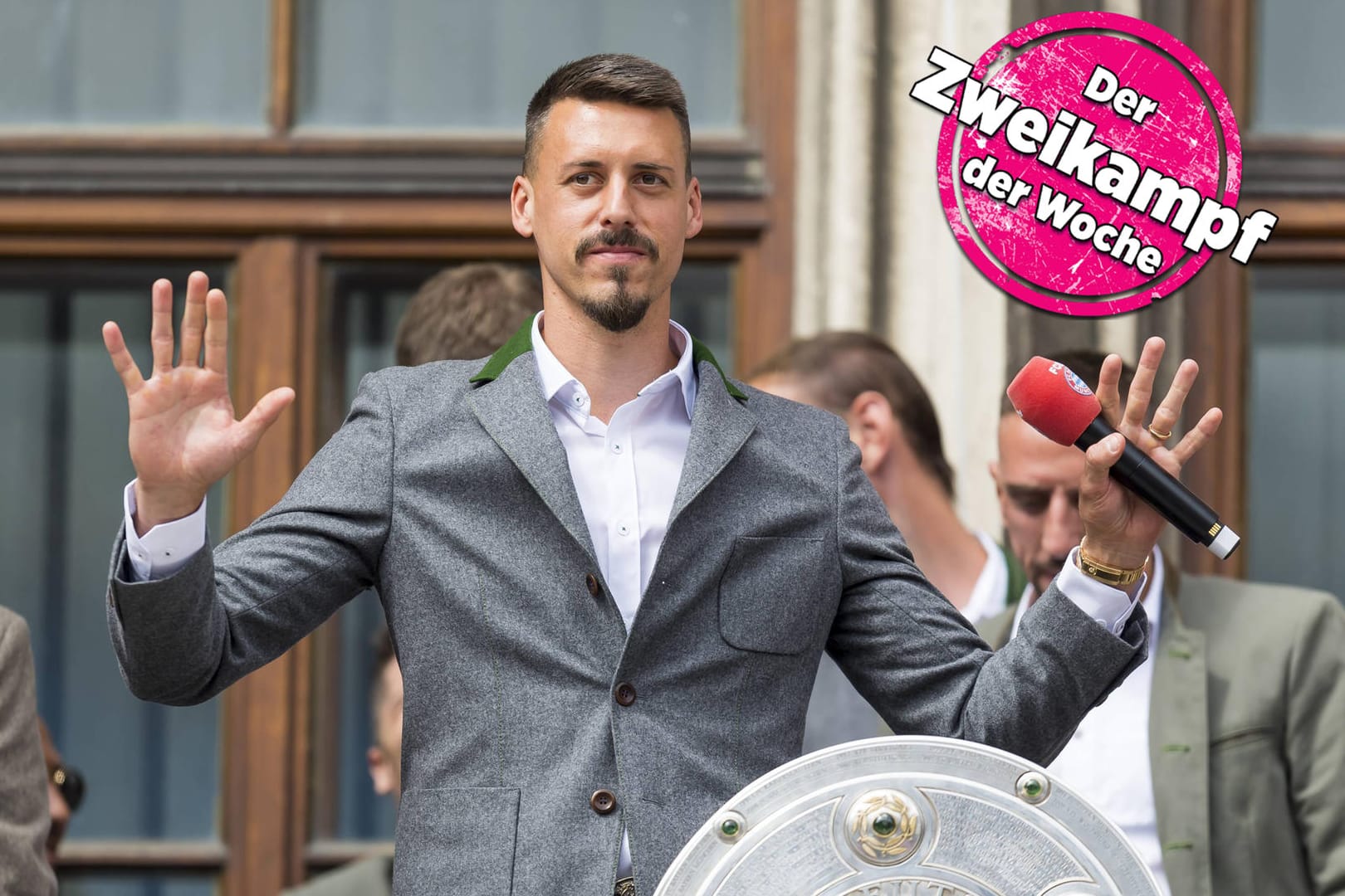 Sandro Wagner auf dem Münchner Marienplatz, wo 15.000 Menschen am Sonntag mit der Mannschaft den einzigen Titel in dieser Saison feierten: Die Meisterschaft.