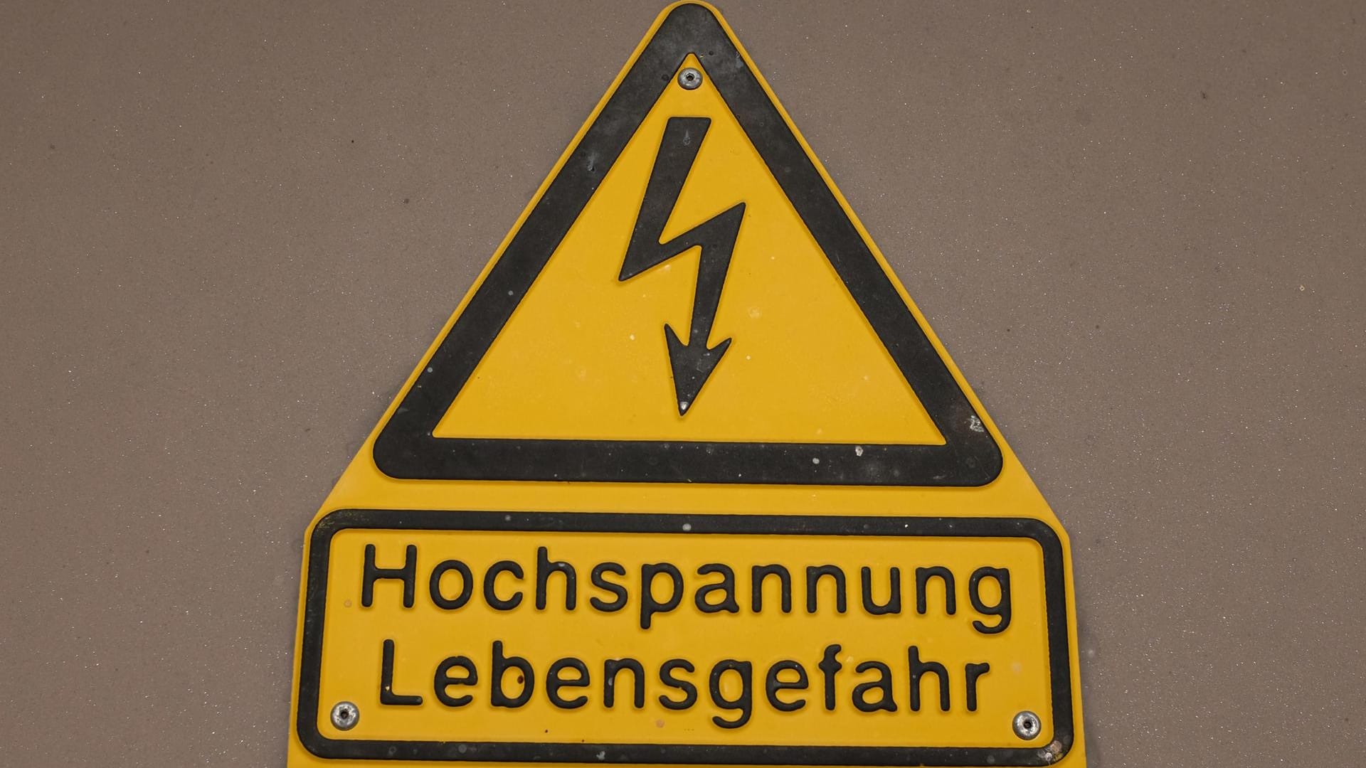 Ein Schild warnt vor Lebensgefahr durch Hochspannung: Bei 15.000 Volt kann einen auch auf einen Abstand von anderthalb Metern ein Stromschlag treffen. (Archivbild) Ein Schild warnt vor Lebensgefahr durch Hochspannung: Bei 15.000 Volt kann einen auch auf einen Abstand von anderthalb Metern ein Stromschlag treffen. (Archivbild)