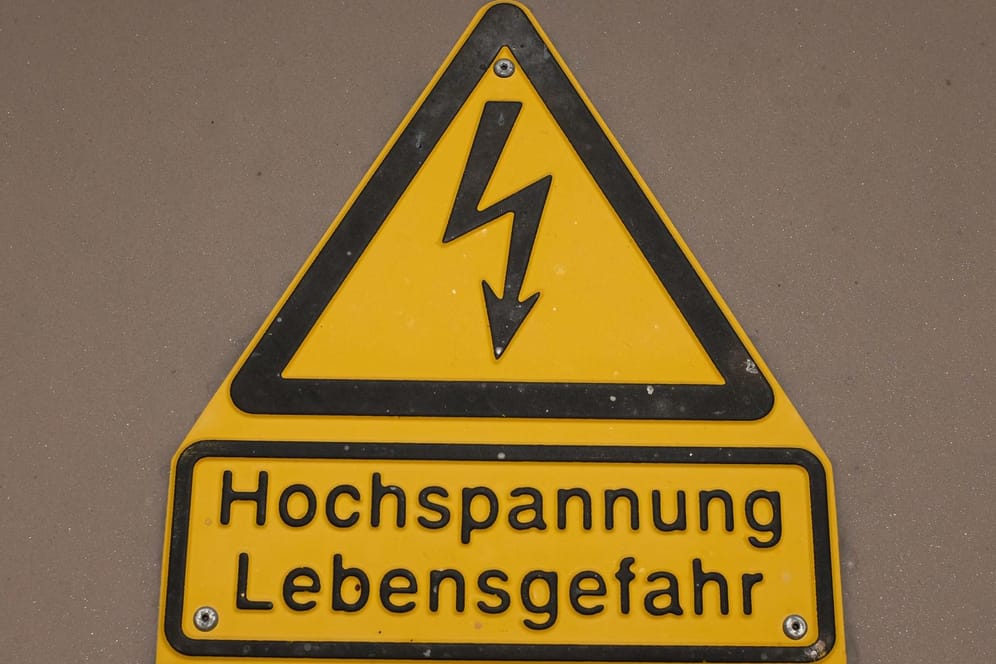 Ein Schild warnt vor Lebensgefahr durch Hochspannung: Bei 15.000 Volt kann einen auch auf einen Abstand von anderthalb Metern ein Stromschlag treffen. (Archivbild)