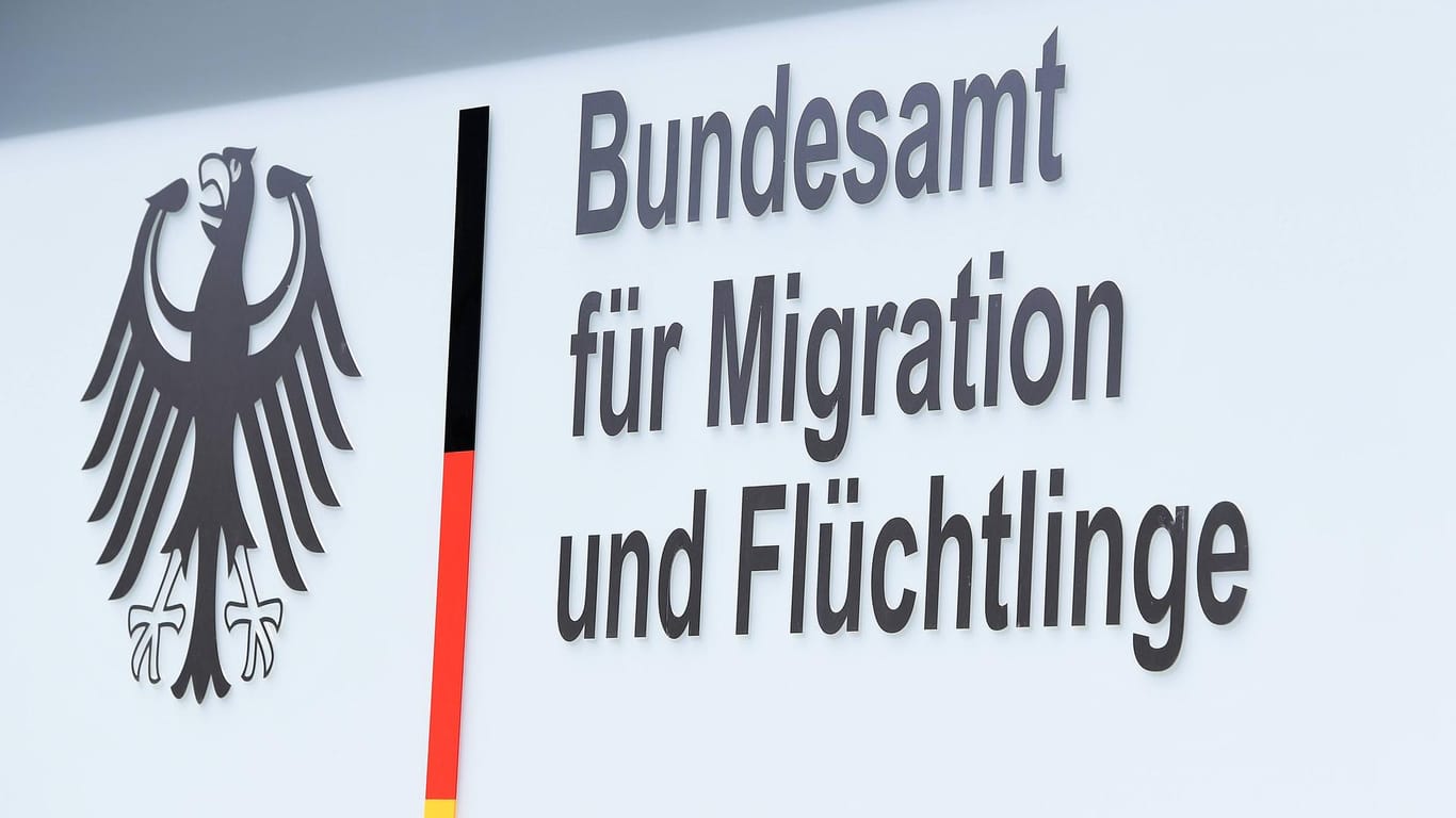 Ein Schild zeigt den Namen des Bundesamts für Migration und Flüchtlinge: 18.000 Entscheidungen der Bremer Bamf-Außenstelle sollen erneut überprüft werden.