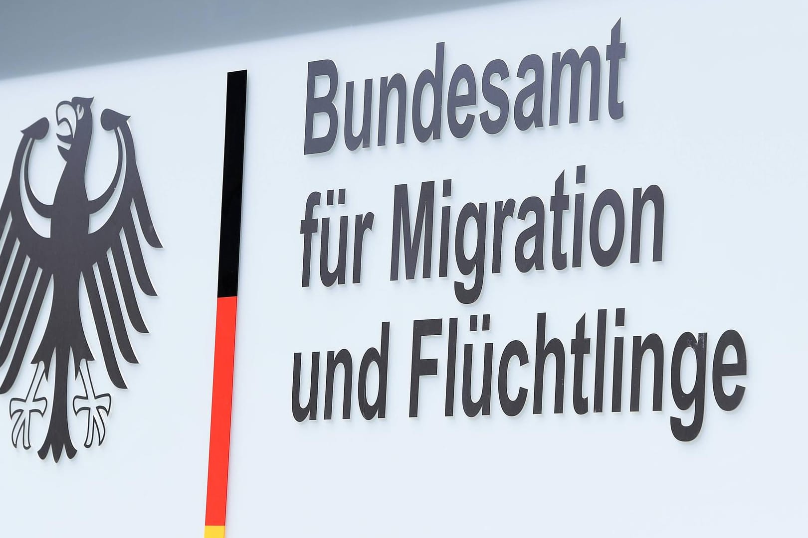 Ein Schild zeigt den Namen des Bundesamts für Migration und Flüchtlinge: 18.000 Entscheidungen der Bremer Bamf-Außenstelle sollen erneut überprüft werden.