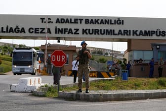 Ein Wachmann vor dem Eingang eines Gefängnis- und Gerichtsgebäudes in Izmir (Türkei): Der Prozess in der westtürkischen Küstenstadt richtete sich gegen 280 Angeklagte. (Archivbild)