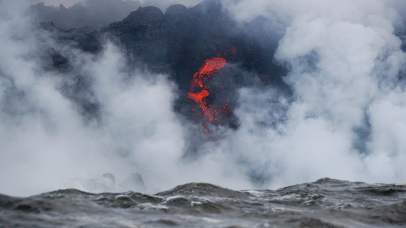Lava fließt in den Ozean in der Nähe von Pahoa auf Hawaii (USA): Nach einer Serie von Eruptionen des Vulkans Kilauea hat sich die Lage auf der Insel verschärft.