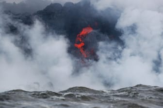 Lava fließt in den Ozean in der Nähe von Pahoa auf Hawaii (USA): Nach einer Serie von Eruptionen des Vulkans Kilauea hat sich die Lage auf der Insel verschärft.