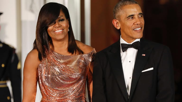 Michelle (l.) und Barack Obama: Das ehemalige US-Präsidentenpaar bleibt in der Öffentlichkeit aktiv.