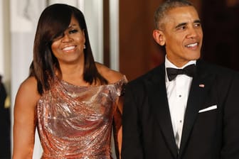 Michelle (l.) und Barack Obama: Das ehemalige US-Präsidentenpaar bleibt in der Öffentlichkeit aktiv.