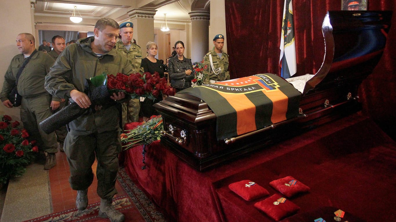 Der Anführer der selbst ernannten Volksrepublik Donezk, Alexander Zakharchenko, auf einer Gedenkveranstaltung für einen gefallenen Kommandeur: In den letzten fünf Tagen starben zehn Menschen in der Ost-Ukraine.