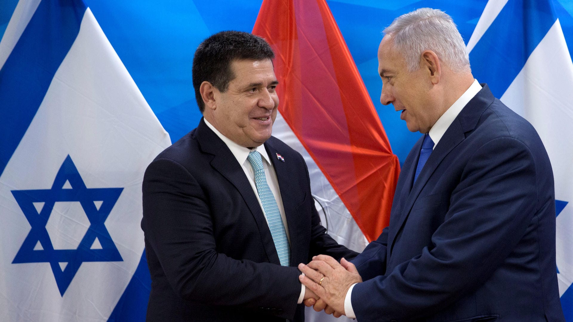 Paraguays Präsident Horacio Cartes schüttelt Israels Premierminister die Hand: Benjamin Netanjahu lobte Paraguay als "wunderbaren Freund". Paraguays Präsident Horacio Cartes schüttelt Israels Premierminister die Hand: Benjamin Netanjahu lobte Paraguay als "wunderbaren Freund".