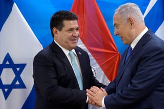 Paraguays Präsident Horacio Cartes schüttelt Israels Premierminister die Hand: Benjamin Netanjahu lobte Paraguay als "wunderbaren Freund".