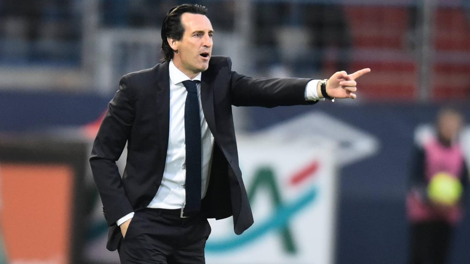Ohne Job: Nach zwei Jahren als Trainer von Paris Saint-Germain ist Emery aktuell vereinslos. Offenbar ist das nicht allzu lange der Fall. Ohne Job: Nach zwei Jahren als Trainer von Paris Saint-Germain ist Emery aktuell vereinslos. Offenbar ist das nicht allzu lange der Fall.