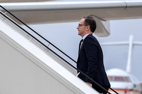 Bundesaußenminister Heiko Maas geht an Bord einer Maschine der Flugbereitschaft.