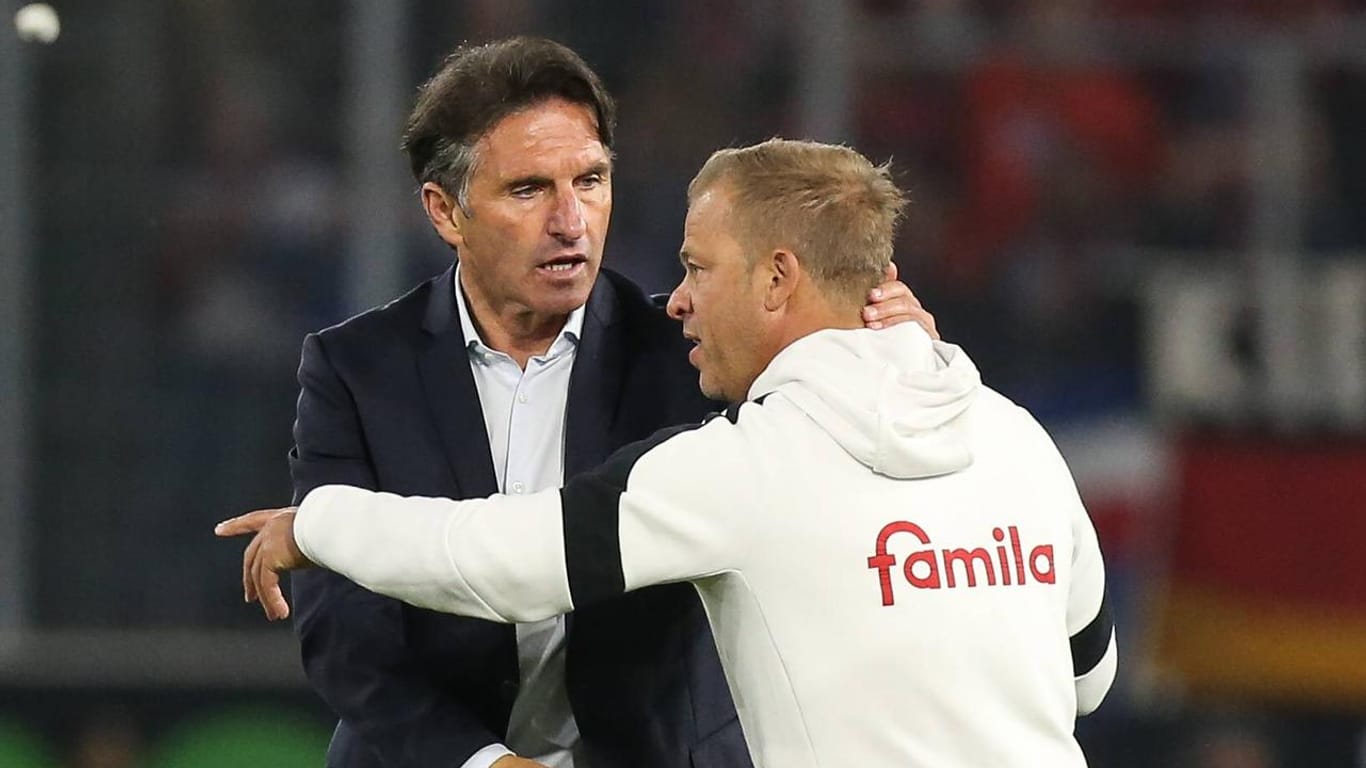 Wortgefecht unter Trainern: Bruno Labbadia (l./VfL Wolfsburg) und Markus Anfang (Holstein Kiel) hatten nach Abpfiff noch einiges zu besprechen.