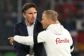 Wortgefecht unter Trainern: Bruno Labbadia (l./VfL Wolfsburg) und Markus Anfang (Holstein Kiel) hatten nach Abpfiff noch einiges zu besprechen.