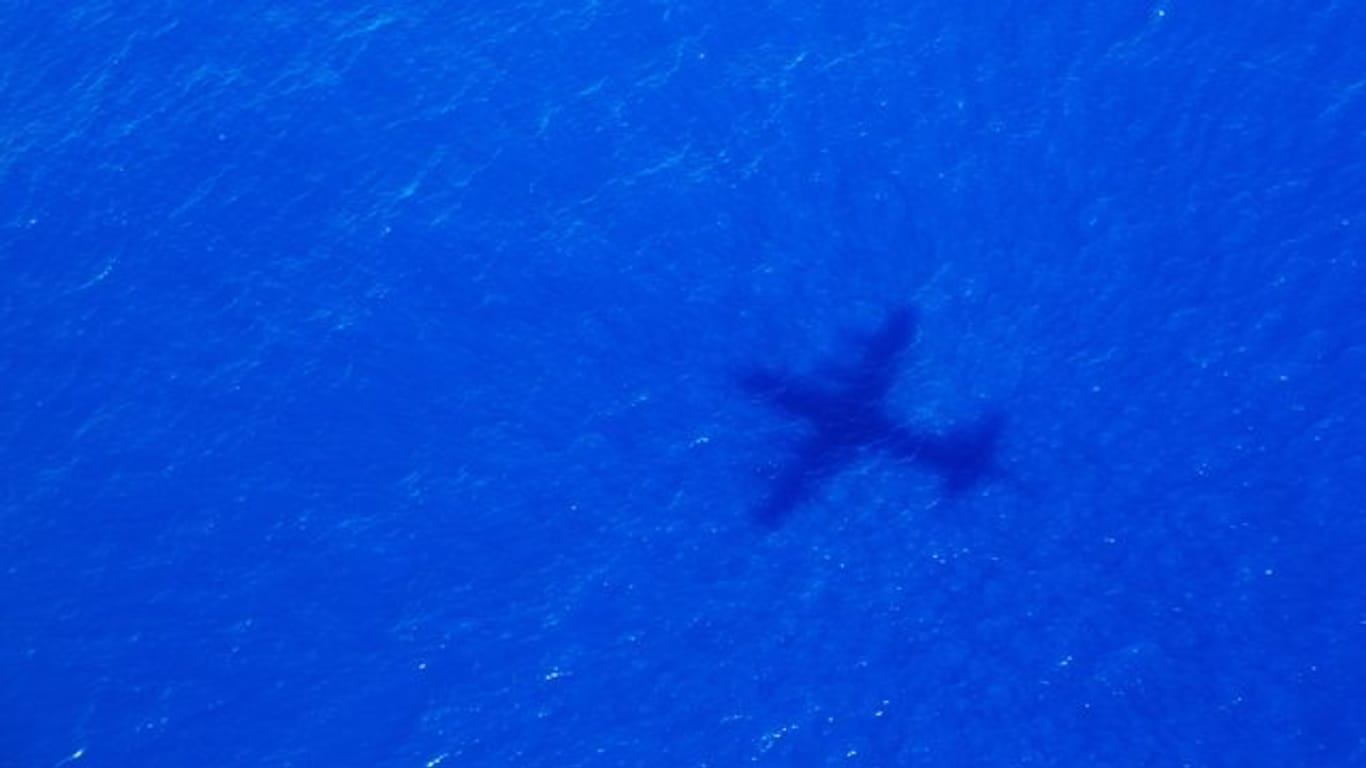 Ein Schatten eines Fliegers über dem Indischen Ozean, der nach dem Malaysia Airways Flight MH370 sucht.