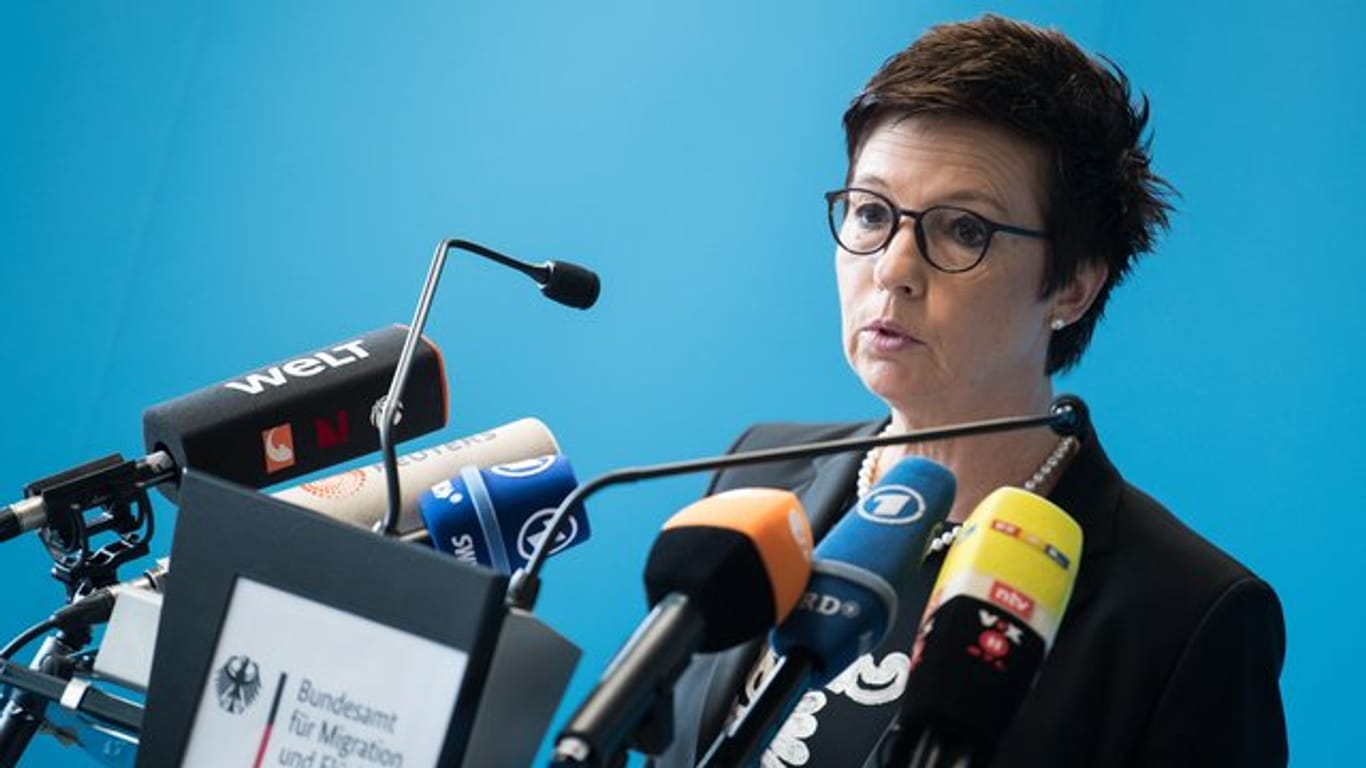 Laut einem Medienbericht ermittelt die Staatsanwaltschaft in der Affäre um mutmaßlich massenhaft unzulässige Asylbescheide gegen Bamf-Chefin Jutta Cordt.