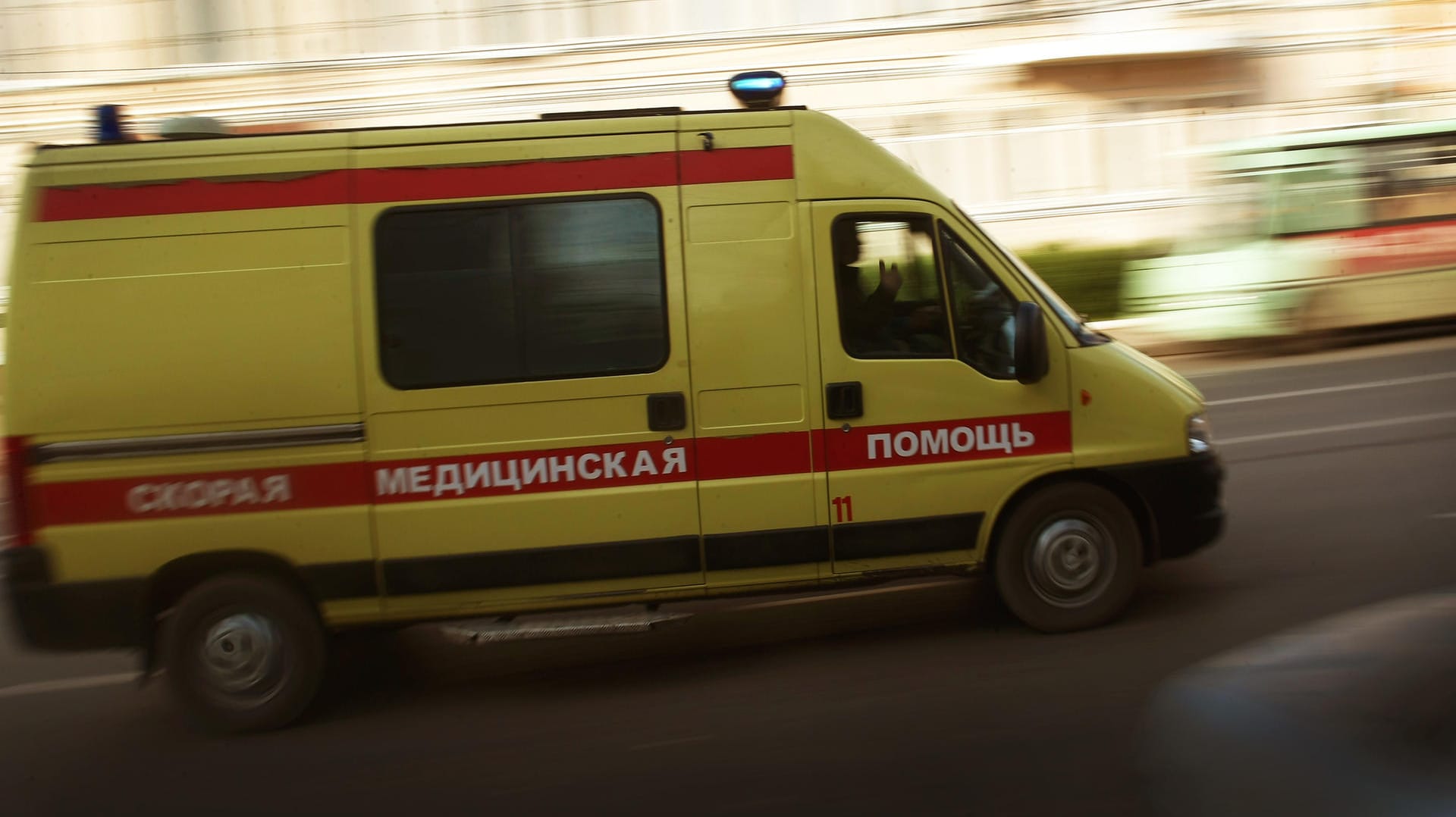 Ein russischer Krankenwagen im Einsatz: Eine Frau und ein einjähriges Kind kamen bei einem Unfall auf Krim ums Leben. (Symbolbild) Ein russischer Krankenwagen im Einsatz: Eine Frau und ein einjähriges Kind kamen bei einem Unfall auf Krim ums Leben. (Symbolbild)