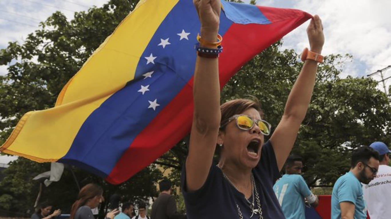 Gegner des Präsidenten Maduro während eines Protestes egen das Ergebnis der Präsidentenwahl.