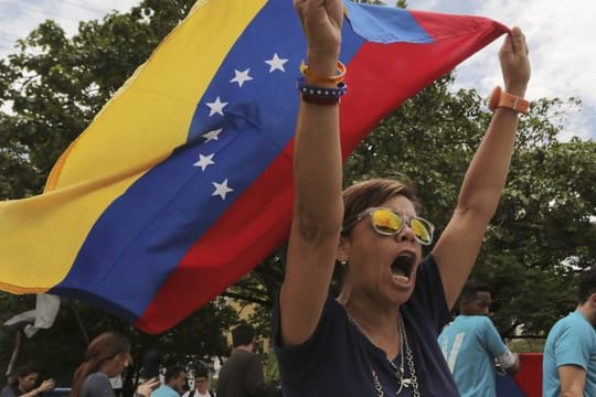 Gegner des Präsidenten Maduro während eines Protestes egen das Ergebnis der Präsidentenwahl.