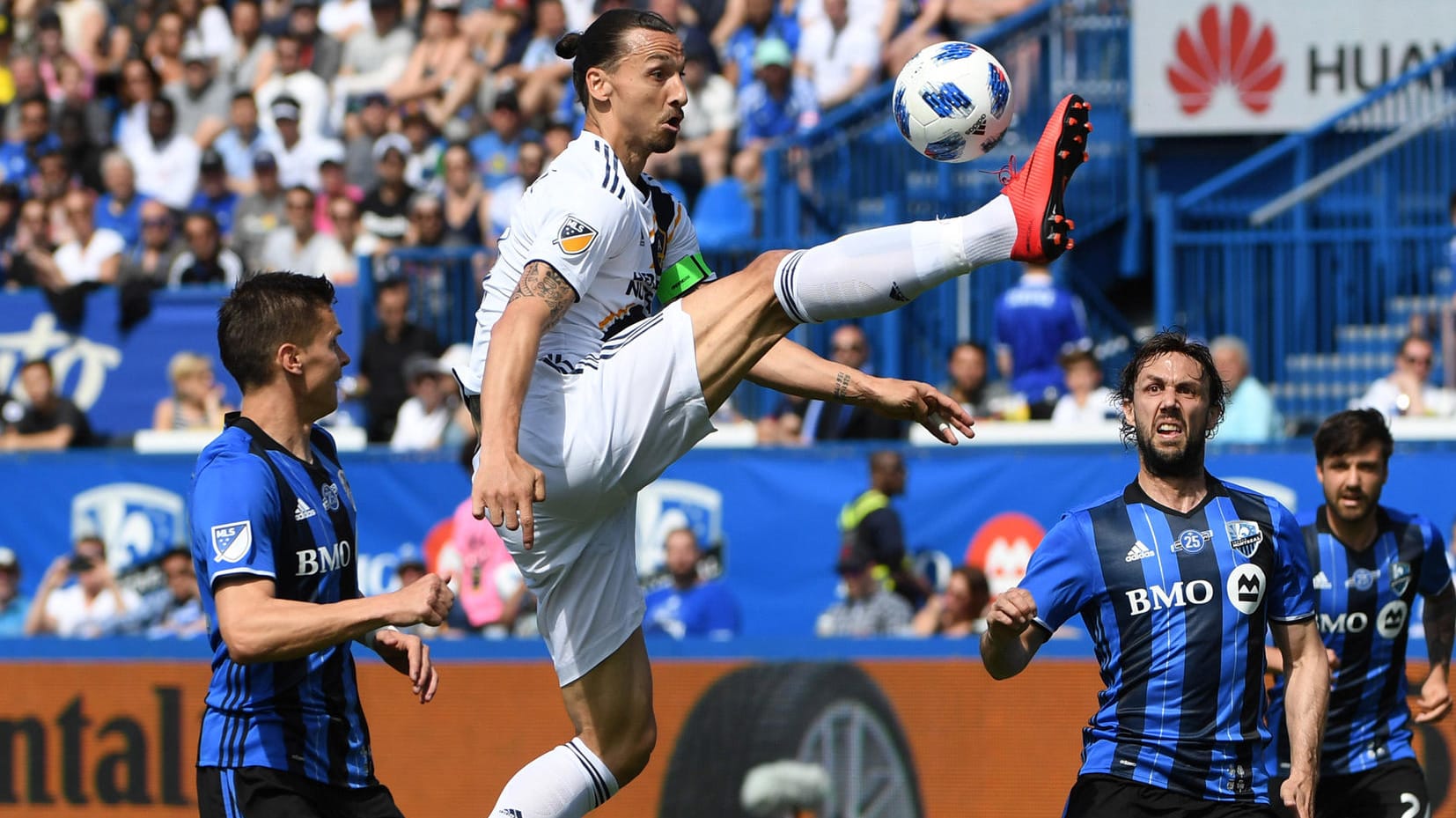 Voller Einsatz: Ibrahimovic (m.) im Spiel gegen Montreal.