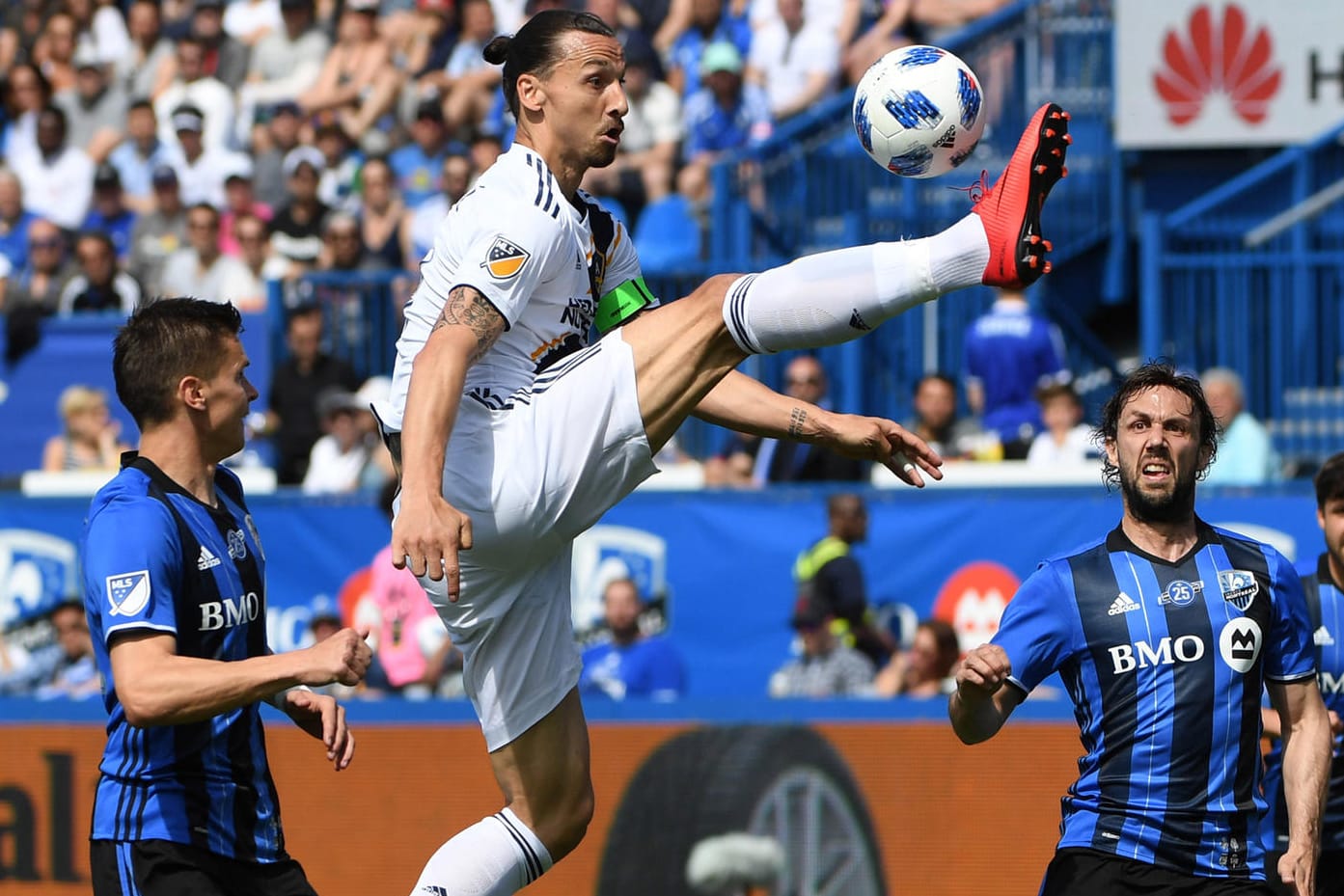 Voller Einsatz: Ibrahimovic (m.) im Spiel gegen Montreal.