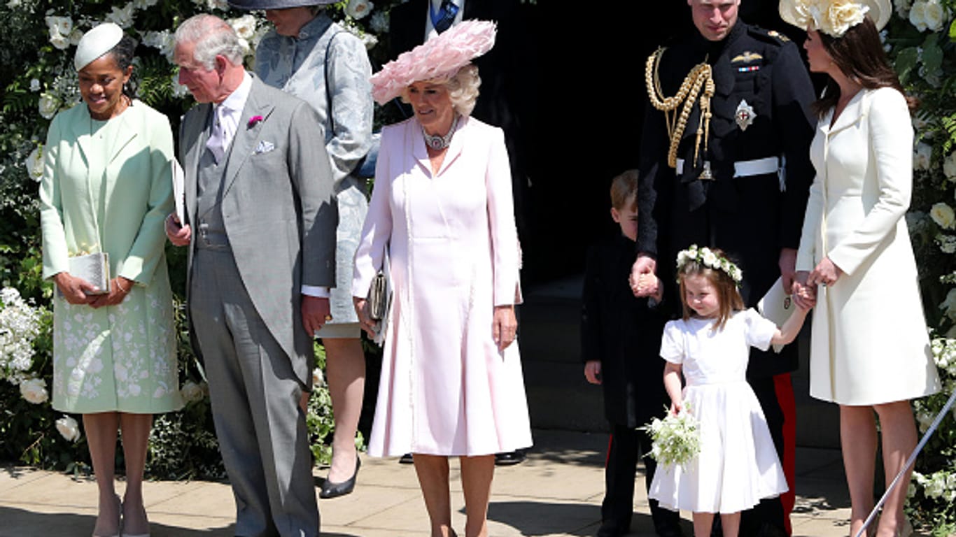 Zu viel Presse: Vor der Kapelle versteckt sich George hinter Papa Prinz William.