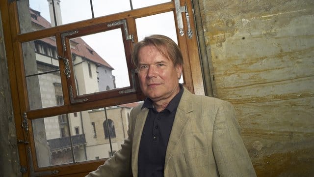 Petr Kroupa steht an der Stelle, an der am 23. Petr Kroupa steht an der Stelle, an der am 23.