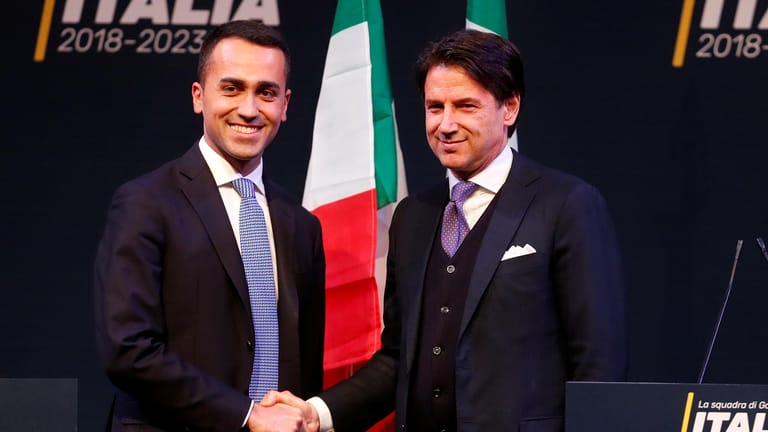 Fünf-Sterne-Chef Di Maio mit Giuseppe Conte (r.): Wie wird sich der neue Ministerpräsident verhalten?