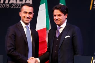 Fünf-Sterne-Chef Di Maio mit Giuseppe Conte (r.): Wie wird sich der neue Ministerpräsident verhalten?