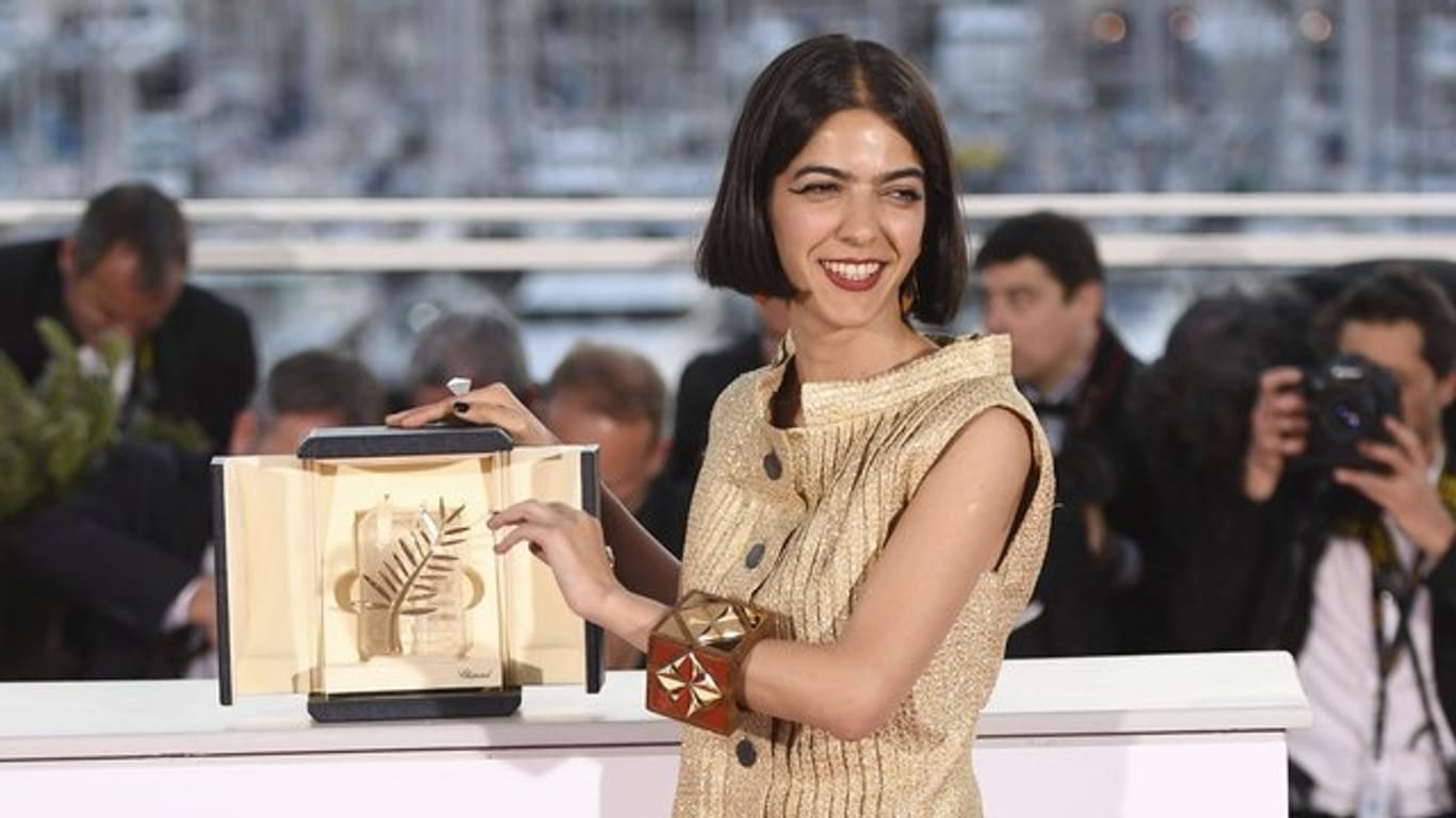 Schauspielerin Solmaz Panahi nahm in Cannes stellvertretend für ihren Vater, den iranischen Filmregisseur Jafar Panahi, den Preis für das beste Drehbuch entgegen.