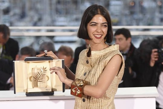 Schauspielerin Solmaz Panahi nahm in Cannes stellvertretend für ihren Vater, den iranischen Filmregisseur Jafar Panahi, den Preis für das beste Drehbuch entgegen.