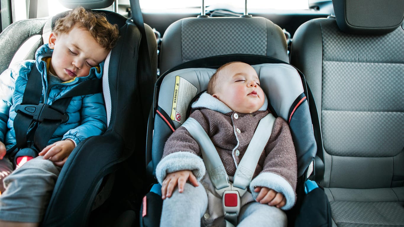 Kinder in Autokindersitzen: Viele Sitze im Test der Stiftung Warentest überzeugten. Einige fielen aber auch negativ auf.