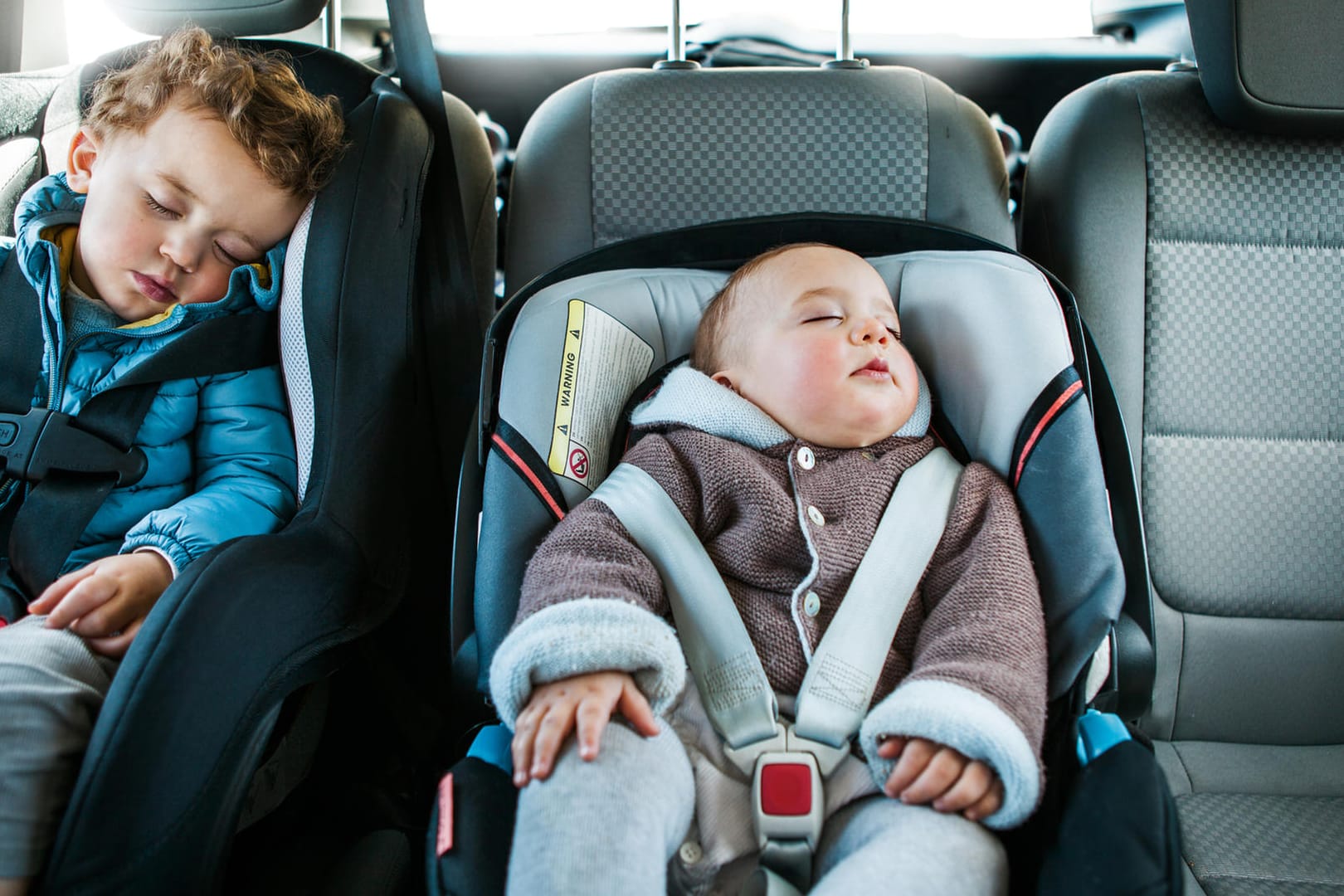 Kinder in Autokindersitzen: Viele Sitze im Test der Stiftung Warentest überzeugten. Einige fielen aber auch negativ auf.