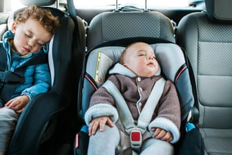 Kinder in Autokindersitzen: Viele Sitze im Test der Stiftung Warentest überzeugten. Einige fielen aber auch negativ auf.
