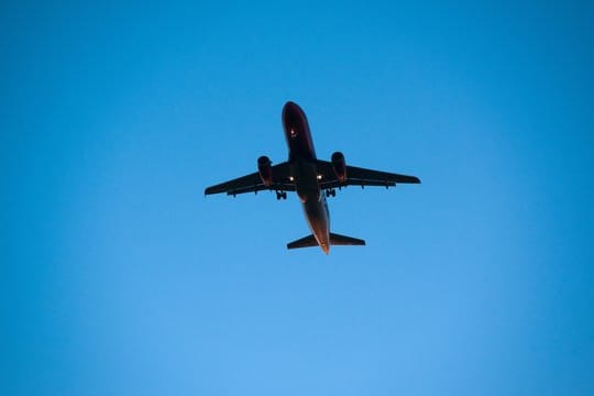 Ein Flugzeug vor wolkenlosem Himmel.