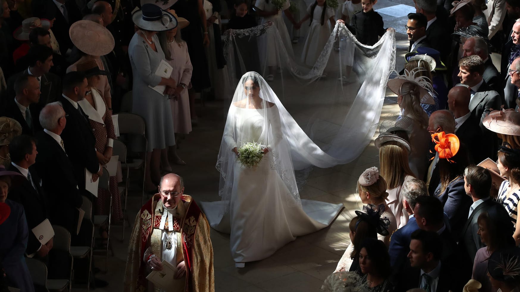 Meghan Markle: Hier betritt sie die St.-George's-Kapelle ein Stück weit alleine.
