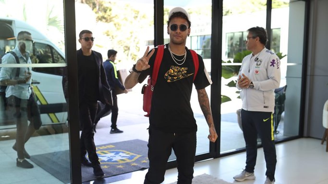 Der brasilianische Nationalspieler Neymar kommt im WM-Vorbereitungslager in Teresópolis an.