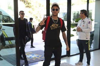 Der brasilianische Nationalspieler Neymar kommt im WM-Vorbereitungslager in Teresópolis an.