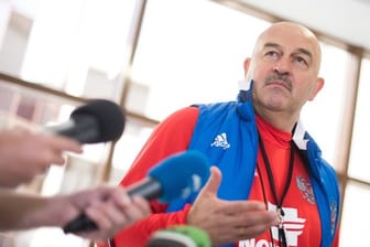 Nationaltrainer Stanislaw Tschertschessow soll Russland zu Ruhm führen.