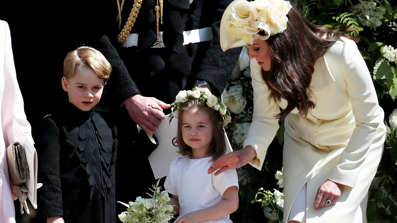 George und Charlotte: Mama Kate sieht bei den Mini-Royals noch mal nach dem Rechten.