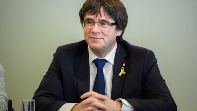 Die spanische Justiz wirft Carles Puigdemont wegen seiner Rolle beim katalanischen Streben nach Unabhängigkeit Rebellion sowie die Veruntreuung öffentlicher Gelder vor und fordert seine Auslieferung. Die spanische Justiz wirft Carles Puigdemont wegen seiner Rolle beim katalanischen Streben nach Unabhängigkeit Rebellion sowie die Veruntreuung öffentlicher Gelder vor und fordert seine Auslieferung.