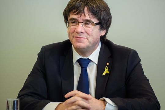 Die spanische Justiz wirft Carles Puigdemont wegen seiner Rolle beim katalanischen Streben nach Unabhängigkeit Rebellion sowie die Veruntreuung öffentlicher Gelder vor und fordert seine Auslieferung.