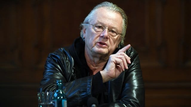 Frank Castorf debütierte als Regisseur an der Bayerischen Staatsoper in München, was zu außerordentlich gemischten Publikumsreaktionen führte. Frank Castorf debütierte als Regisseur an der Bayerischen Staatsoper in München, was zu außerordentlich gemischten Publikumsreaktionen führte.