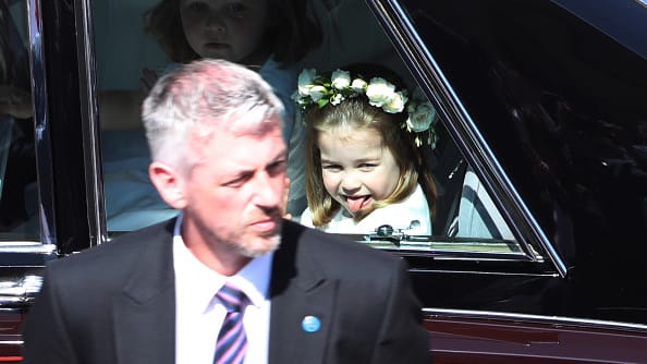 Prinzessin Charlotte: Frech streckt sie den Zuschauern bei der Autofahrt die Zunge raus.