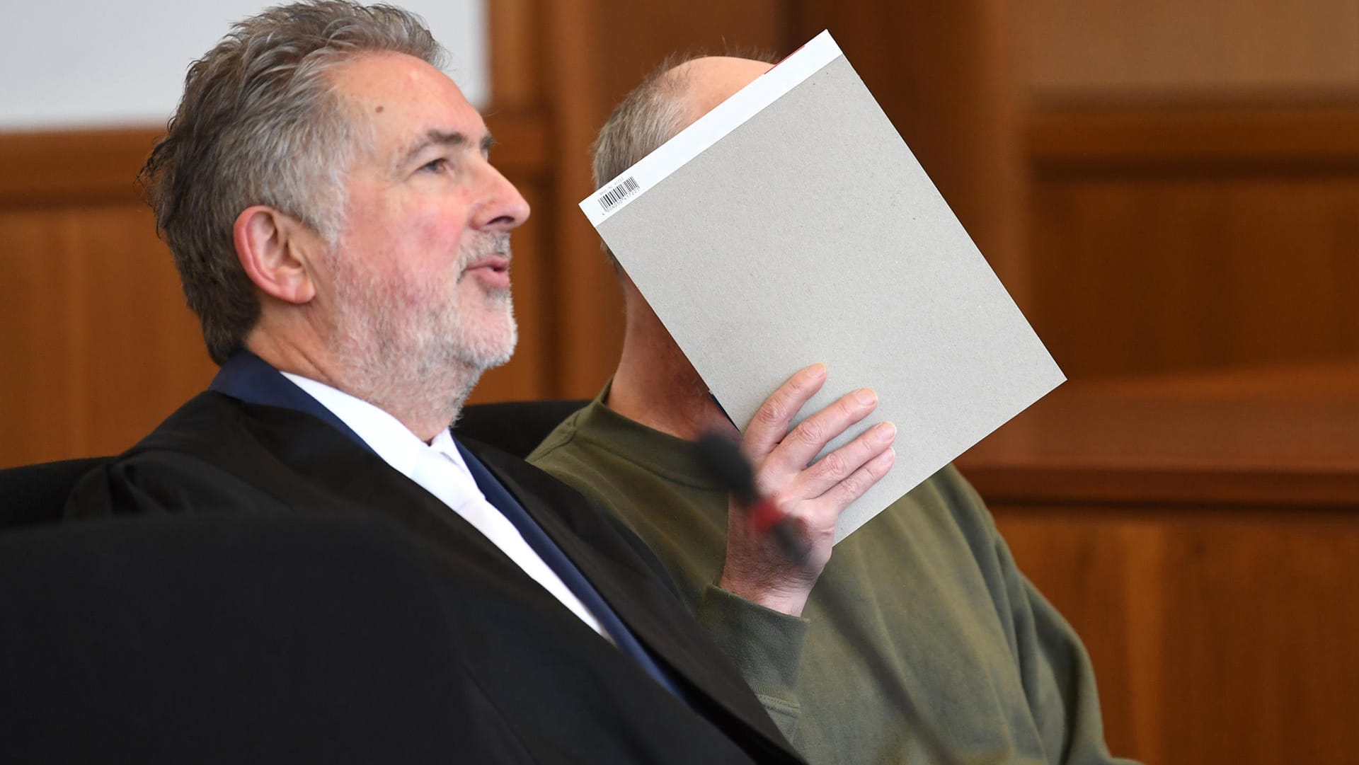 Prozessauftakt am Landgericht Hagen: Bei einer Verurteilung drohen dem 56-jährigen Maurer Werner S. (r.) eine lebenslange Haftstrafe. Prozessauftakt am Landgericht Hagen: Bei einer Verurteilung drohen dem 56-jährigen Maurer Werner S. (r.) eine lebenslange Haftstrafe.