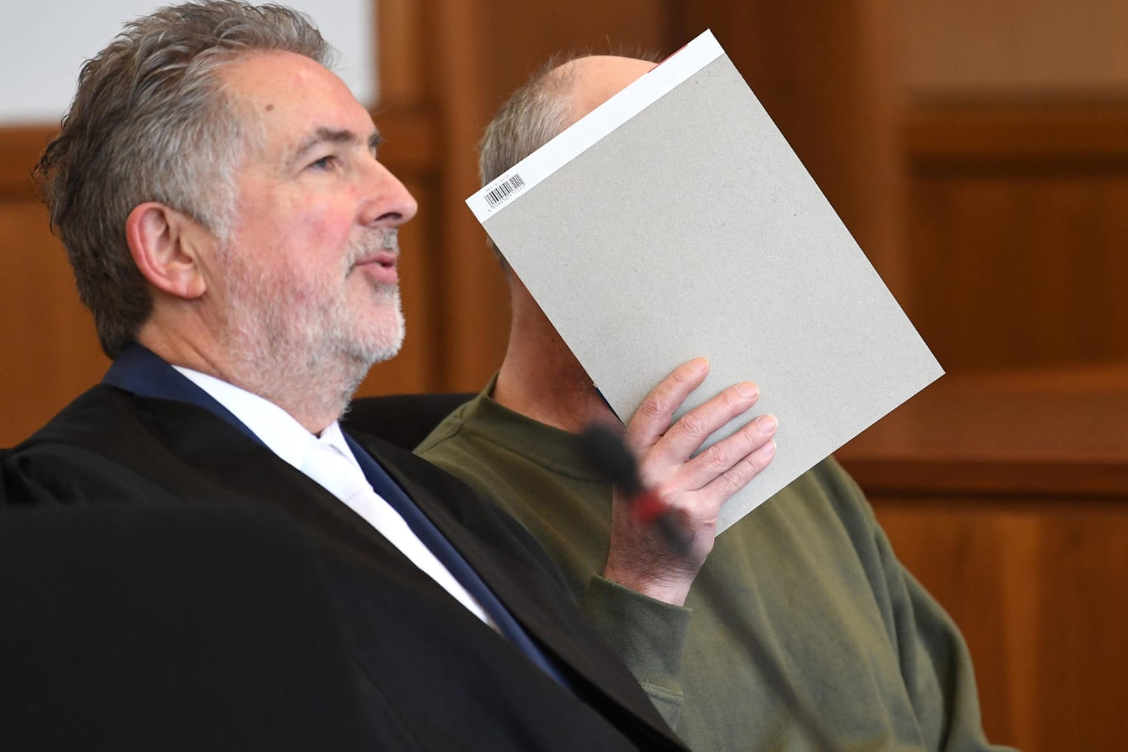 Prozessauftakt am Landgericht Hagen: Bei einer Verurteilung drohen dem 56-jährigen Maurer Werner S. (r.) eine lebenslange Haftstrafe.