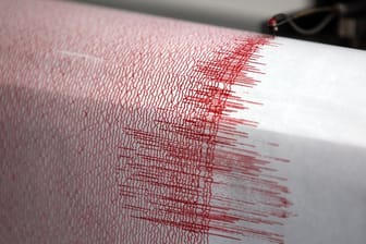 Seismograph einer Erdbebenwarte.