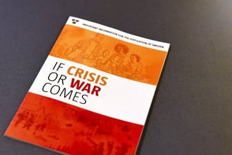 Broschüre "Falls Krise oder Krieg kommt" ("If Crisis or War comes").