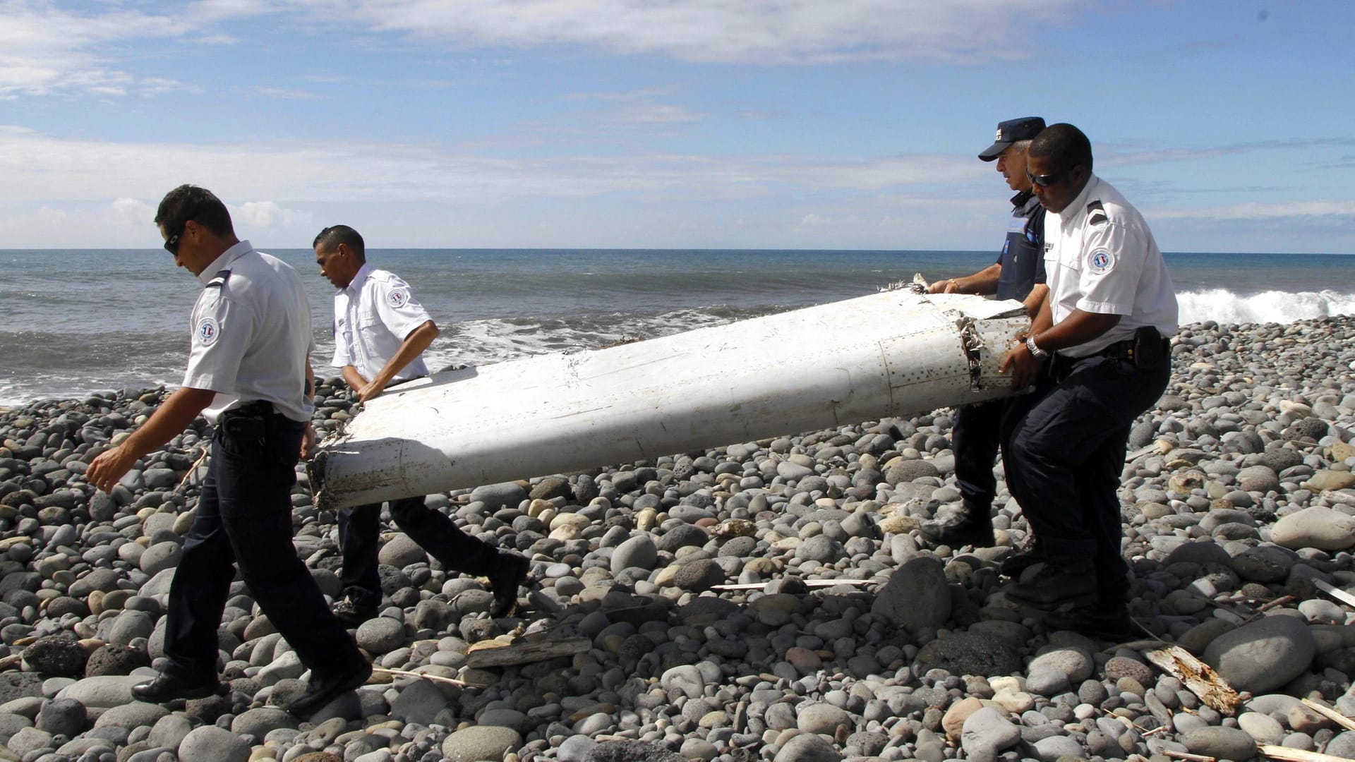 Erstaunlich große Trümmerteile: Diese im Sommer 2015 auf La Réunion angeschwemmte Flügelklappe wurde eindeutig als Teil der vermissten Boeing 777 identifiziert.